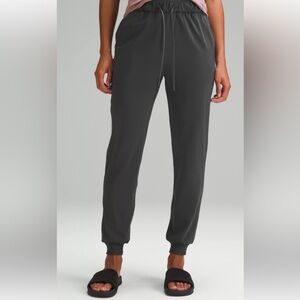 Lululemon Athletica Stretch Luxtreme High-Rise Jogger in Graphite Grey size 6